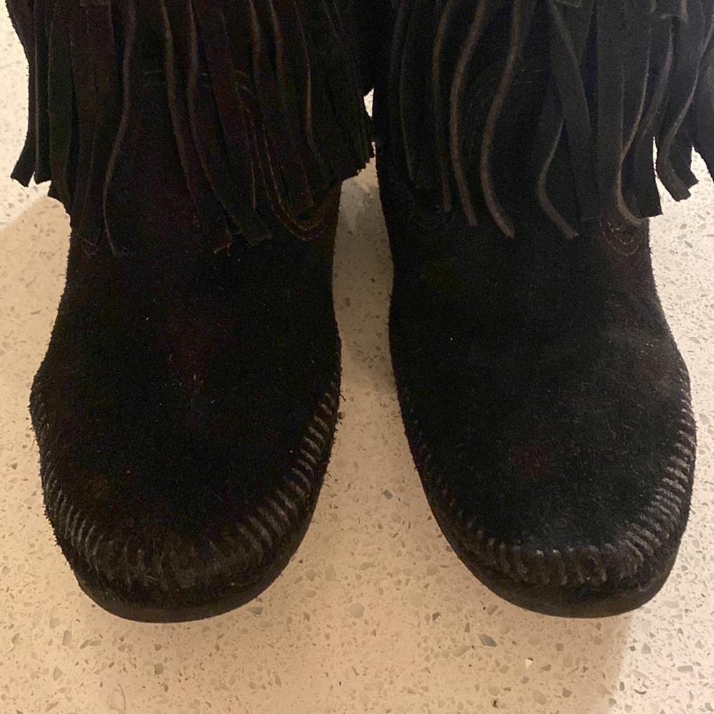 Black fringe Minnetonka boots - Picture 10 of 16